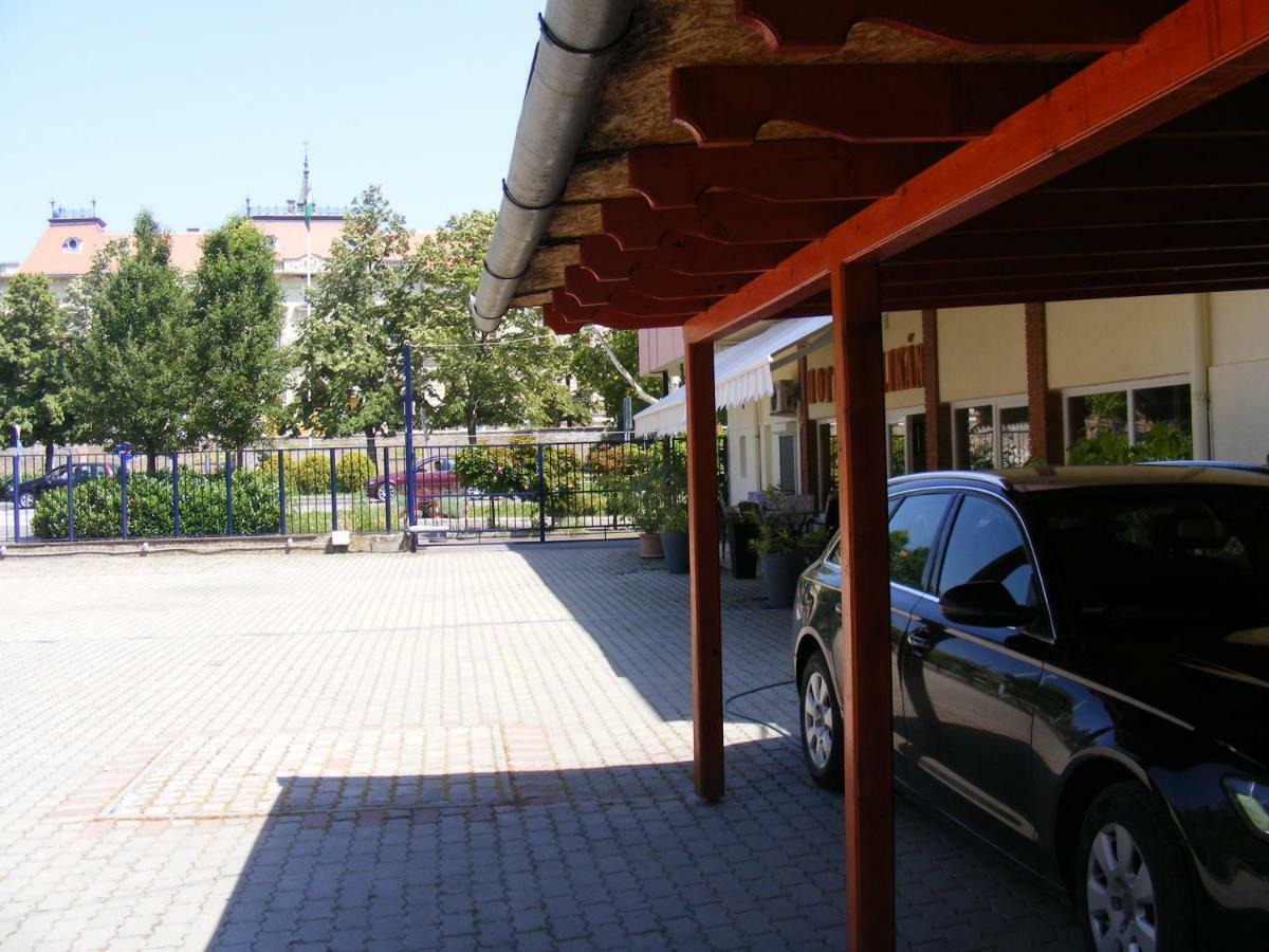Hotel Pelikan Hodmezovasarhely Luaran gambar